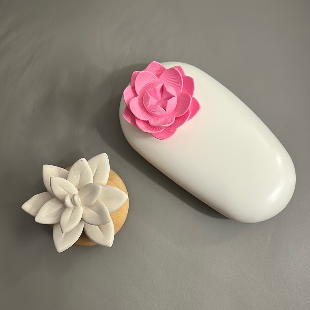 Qualy White Pebble Lotus Box and Lotus Aromatherapy Flower